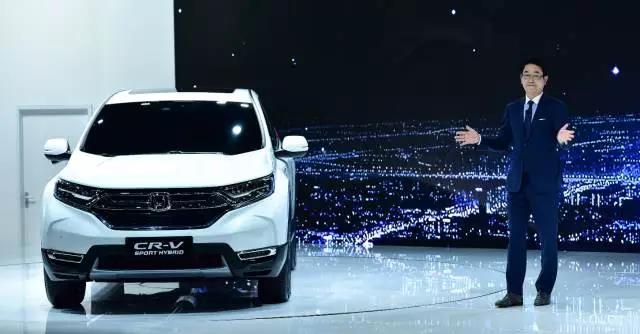 作為全球最暢銷的SUV， CR-V創(chuàng)造了無數(shù)個奇跡。撇開全球不說，從2004年CR-V被引進到中國市場以來，就開拓了城市SUV市場，開啟了國內高品質SUV生活潮流。進取之路永不停止，就在此次上海車展期間，東風本田CR-V也終于迎來了全新?lián)Q代，實現(xiàn)了從內到外的全面革新。