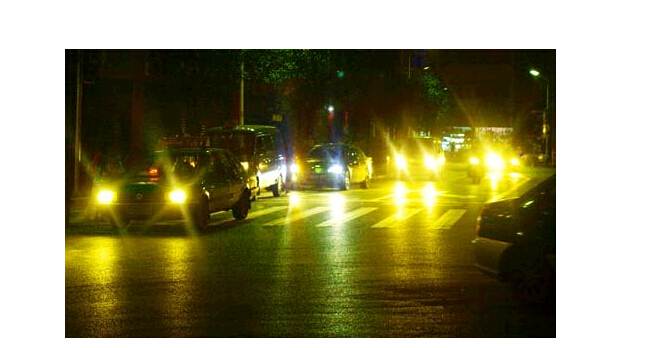 夜晚開(kāi)車，小心穿了隱身衣的黑衣女子，會(huì)吃人！