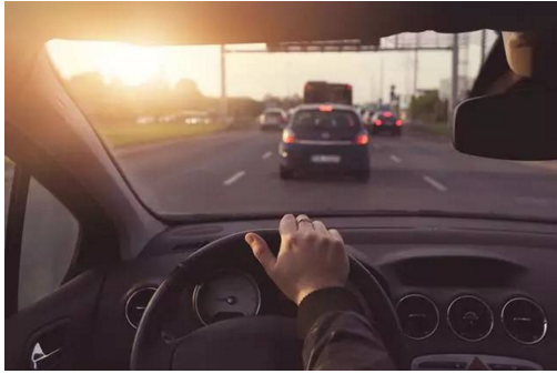 開車的這些陋習(xí)，據(jù)說會開車的人都犯過！別說你沒有！