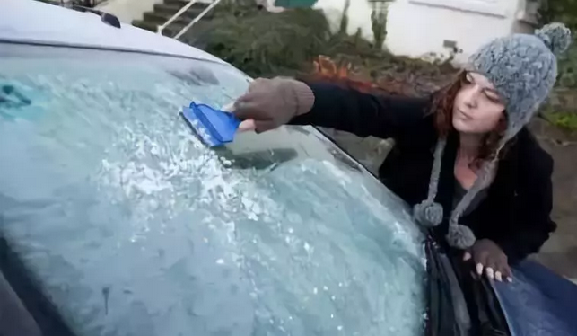 汽車玻璃結(jié)冰怎么辦，簡單處理有妙招
